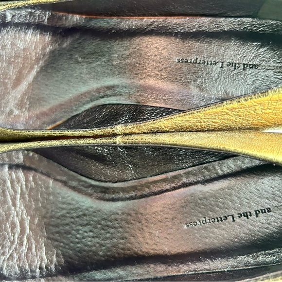 Ladies Size 10 Gold Pumps, beautiful shoes, never worn, had surgery on my right - Picture 7 of 8